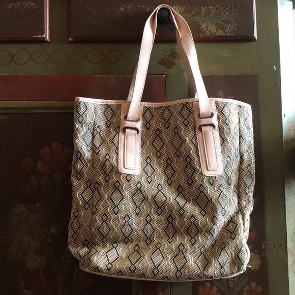 Beautiful BCBG Bag - Picture 3 of 8